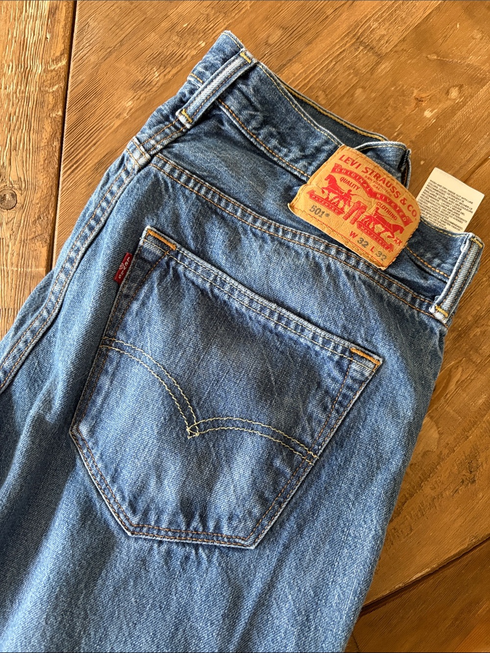 501 Levi's Men's Jeans in Medium Blue
